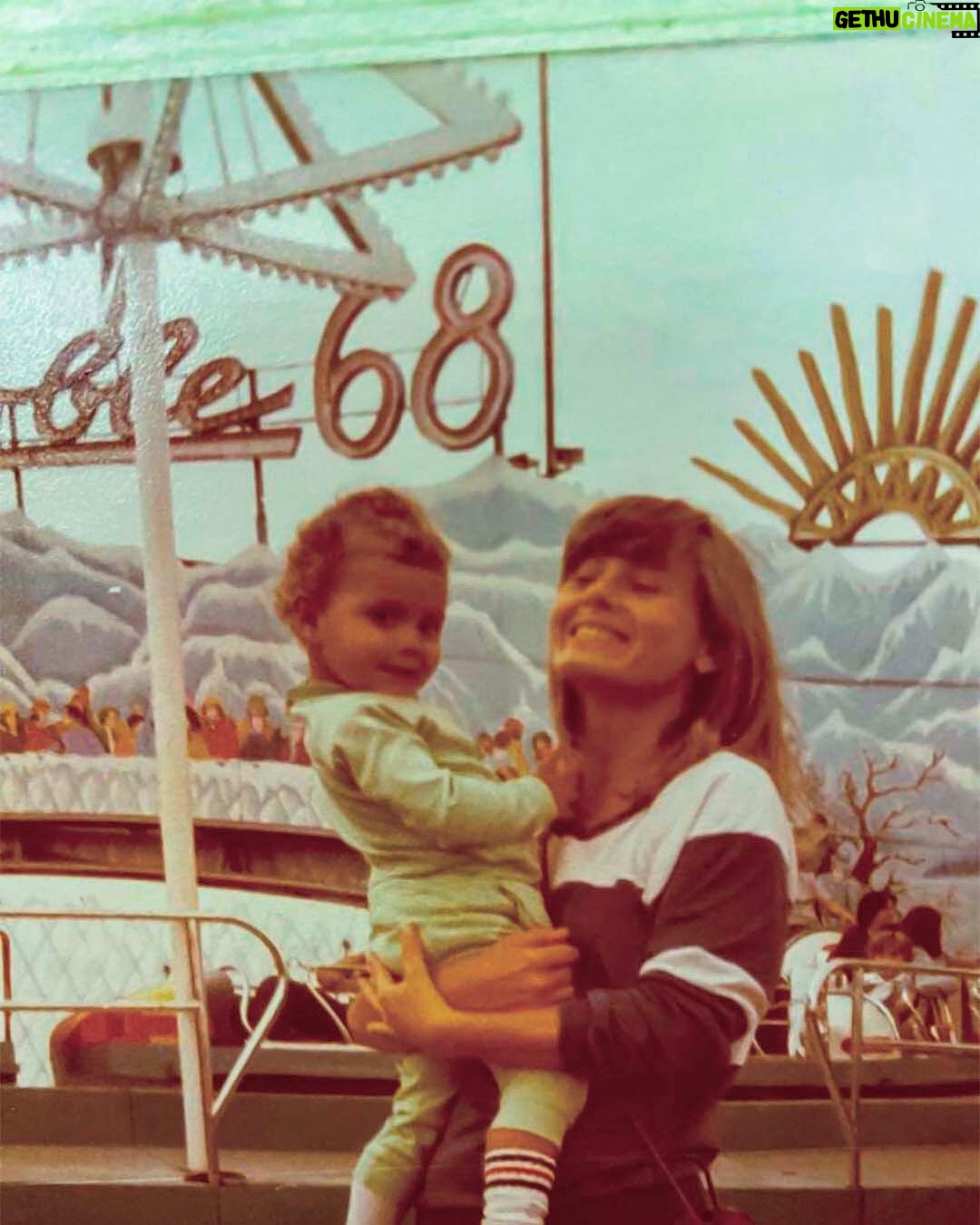 Vera Fischer Instagram - . Rafaelinha đź’“ 1 ano e 9 meses —🌸 No sĂtio em Xerem, com seu irmĂŁo #rodrigomehler 🙏🏻 e com um amiguinho chamado Manuel… e com a mam’s 🥰🥰 1980