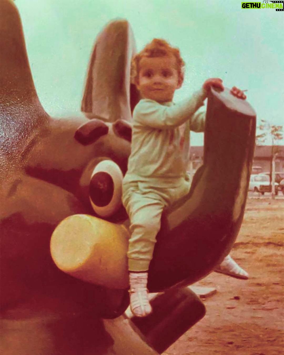 Vera Fischer Instagram - . Rafaelinha đź’“ 1 ano e 9 meses —🌸 No sĂtio em Xerem, com seu irmĂŁo #rodrigomehler 🙏🏻 e com um amiguinho chamado Manuel… e com a mam’s 🥰🥰 1980