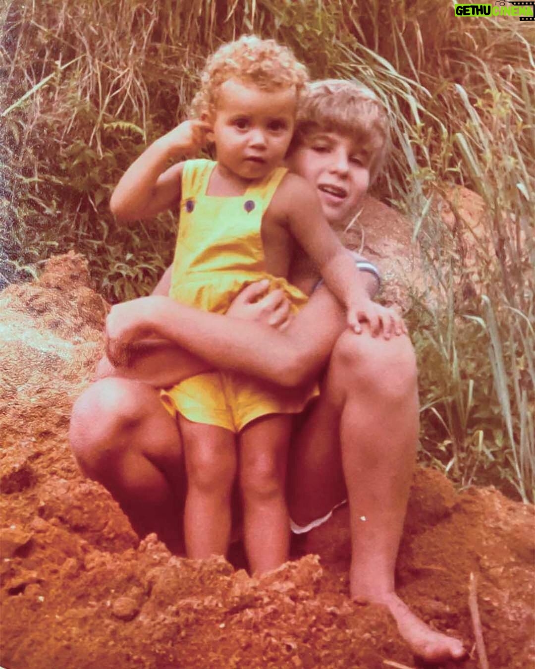 Vera Fischer Instagram - . Rafaelinha đź’“ 1 ano e 9 meses —🌸 No sĂtio em Xerem, com seu irmĂŁo #rodrigomehler 🙏🏻 e com um amiguinho chamado Manuel… e com a mam’s 🥰🥰 1980