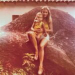Vera Fischer Instagram - . Rafaelinha 💓 1 ano e 9 meses —🌸 No sítio em Xerem, com seu irmão #rodrigomehler 🙏🏻 e com um amiguinho chamado Manuel… e com a mam’s 🥰🥰 1980