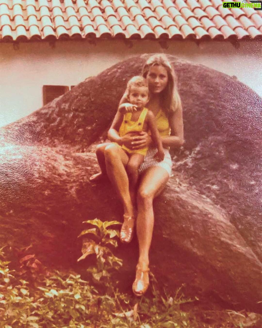 Vera Fischer Instagram - . Rafaelinha 💓 1 ano e 9 meses —🌸 No sítio em Xerem, com seu irmão #rodrigomehler 🙏🏻 e com um amiguinho chamado Manuel… e com a mam’s 🥰🥰 1980