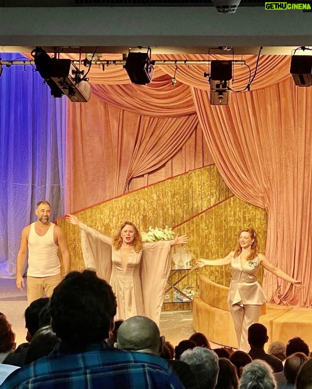 Vera Fischer Instagram - Que delícia São Paulo! Hoje tem do novo! 🐍🐥🐍 🎭 @teatrorenaissance . Sextas às 21h | Sábados às 19h | Domingos às 17h Ingressos: link na Bio✨ . #quandoeuformaequeroamardessejeito #verafischerindica Teatro Renaissance