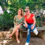 Vera Fischer Instagram - . Oiê amores 🧡 Já to com saudades de Sampa 🏙️ De fazer passeios com a Martinha @martaparet 💚 pelos parques da cidade, cheios de verde, com árvores belíssimas 🌳☘️🌿🌴🍃🌲🍃 de visitar as feirinhas de artesanato e antiques, de andar no meio da multidão, que, de vez em quando se espanta e…. “ó a Vera Fischer!” “é mesmo a Vera Fischer?” HAHahah 🥰adoroooooo ❣️ Já já estaremos de volta São Paulo 🎭 Aguardem! Beijokas de terça-feira Dessa quem? Ahhh sim, é dela mesmo heheheh 🦋sua Vera