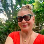 Vera Fischer Instagram - . Oiê amores 🧡 Já to com saudades de Sampa 🏙️ De fazer passeios com a Martinha @martaparet 💚 pelos parques da cidade, cheios de verde, com árvores belíssimas 🌳☘️🌿🌴🍃🌲🍃 de visitar as feirinhas de artesanato e antiques, de andar no meio da multidão, que, de vez em quando se espanta e…. “ó a Vera Fischer!” “é mesmo a Vera Fischer?” HAHahah 🥰adoroooooo ❣️ Já já estaremos de volta São Paulo 🎭 Aguardem! Beijokas de terça-feira Dessa quem? Ahhh sim, é dela mesmo heheheh 🦋sua Vera