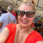 Vera Fischer Instagram - . Oiê amores 🧡 Já to com saudades de Sampa 🏙️ De fazer passeios com a Martinha @martaparet 💚 pelos parques da cidade, cheios de verde, com árvores belíssimas 🌳☘️🌿🌴🍃🌲🍃 de visitar as feirinhas de artesanato e antiques, de andar no meio da multidão, que, de vez em quando se espanta e…. “ó a Vera Fischer!” “é mesmo a Vera Fischer?” HAHahah 🥰adoroooooo ❣️ Já já estaremos de volta São Paulo 🎭 Aguardem! Beijokas de terça-feira Dessa quem? Ahhh sim, é dela mesmo heheheh 🦋sua Vera