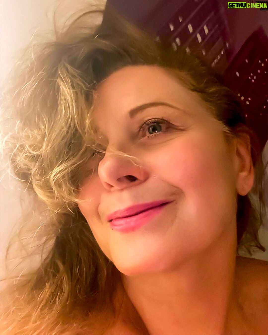 Vera Fischer Instagram - . Amados 🌷 Acordei romântica hoje Cheia de sonhos Gosto de mim assim. Uma semana linda, linda pra todos com muita ternura 🌷 Sua Vera Rio de Janeiro, Rio de Janeiro
