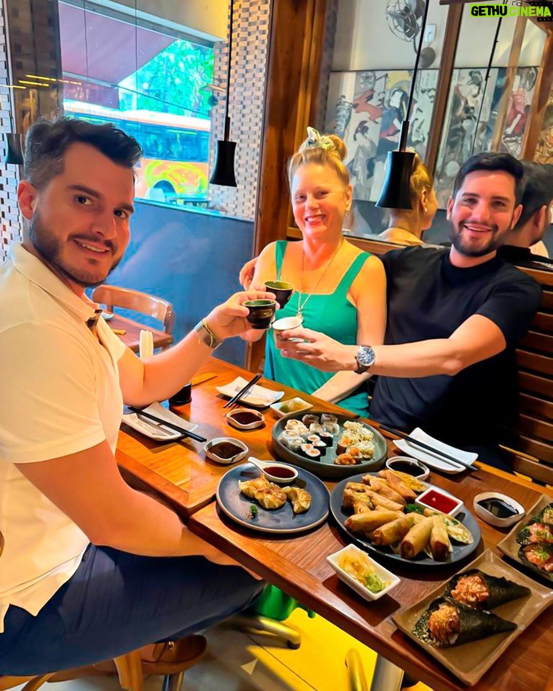 Vera Fischer Instagram - . 🍃💐Oi pessoal 🍃💐 Amigos queridos @drvictorbechara @binhoalencar se divertem juntos 💚💙 Mas aguardem… Não é só isso. Vem novidade boa por aí 🙌🏼 Beijokas e boa quarta Sua, desde sempre 🤗Vera Verão