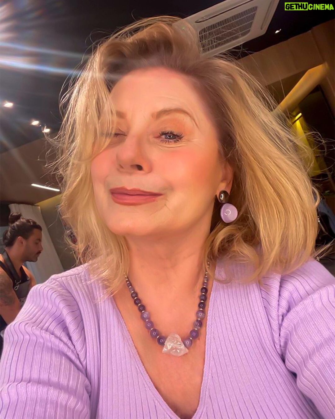 Vera Fischer Instagram - . 💜 Amores 💜 Cabelos mais curtos e um tom de loiro diferente 💇🏼♀️ By @costatto of course! Gostaram? Boa semana Sua 🌸 Vera Rio de Janeiro, Rio de Janeiro