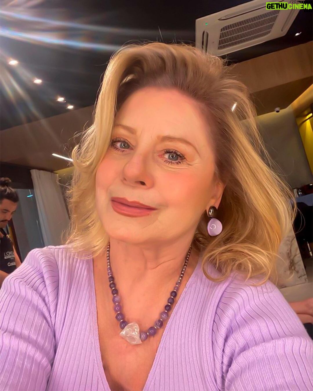 Vera Fischer Instagram - . 💜 Amores 💜 Cabelos mais curtos e um tom de loiro diferente 💇🏼♀️ By @costatto of course! Gostaram? Boa semana Sua 🌸 Vera Rio de Janeiro, Rio de Janeiro