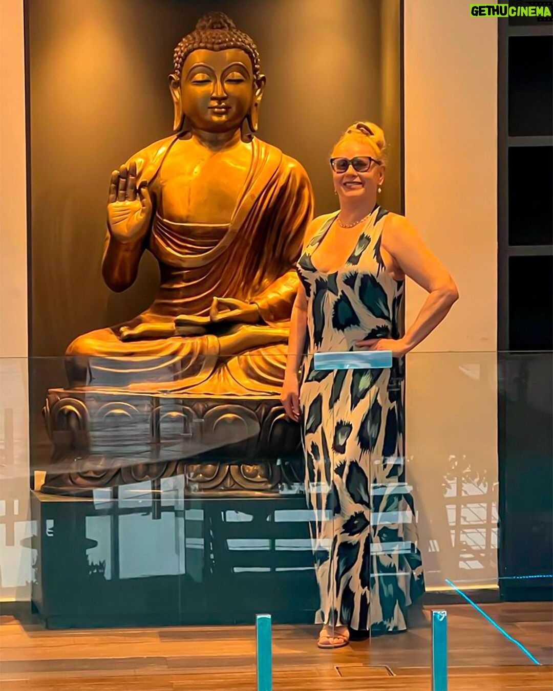 Vera Fischer Instagram - . 💙 Amores 💙 Que o sábado seja de alegria e tranquilidade. Dêem-se as mãos e se abracem 🫂 Muita paz, muito amor e muita serenidade.🧿 🧿 É o que a sua Vera deseja pra todos vcs 🙌