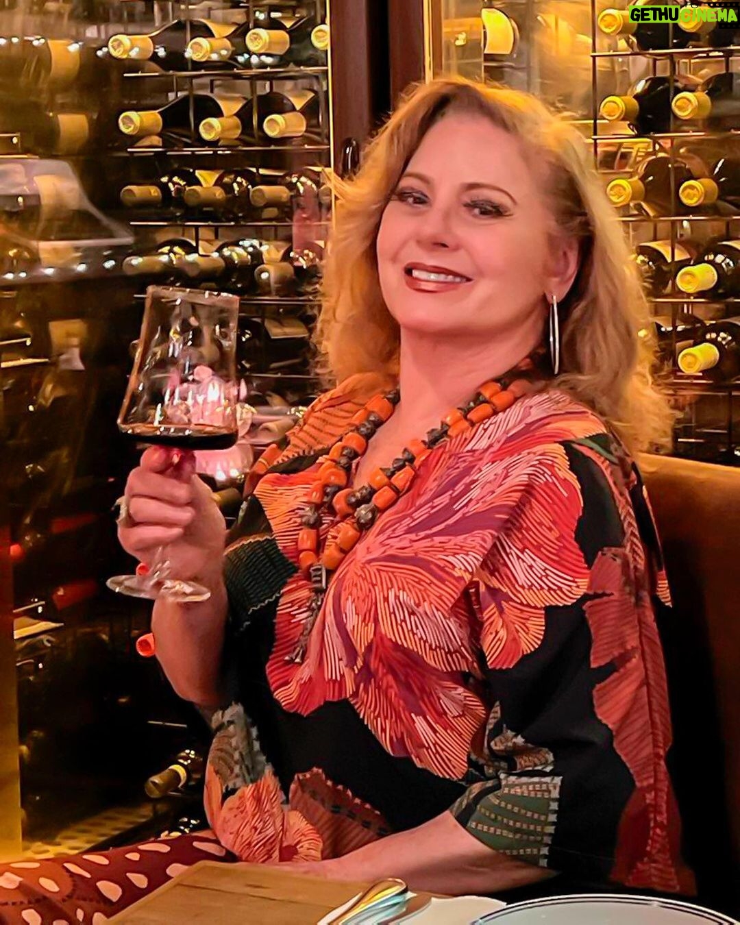 Vera Fischer Instagram - . Amores 🧡💐 Muita gratidão pelo sucesso em São Paulo, e pelos amigos 👯♂️ que nos encheram de carinho e presentes 🎁 Merci @chezamis.bistro 🍷 Voltaremos breve São Paulo 🚀🚀🚀 Aguardem Beijão dessa sua sempre 🧡Vera