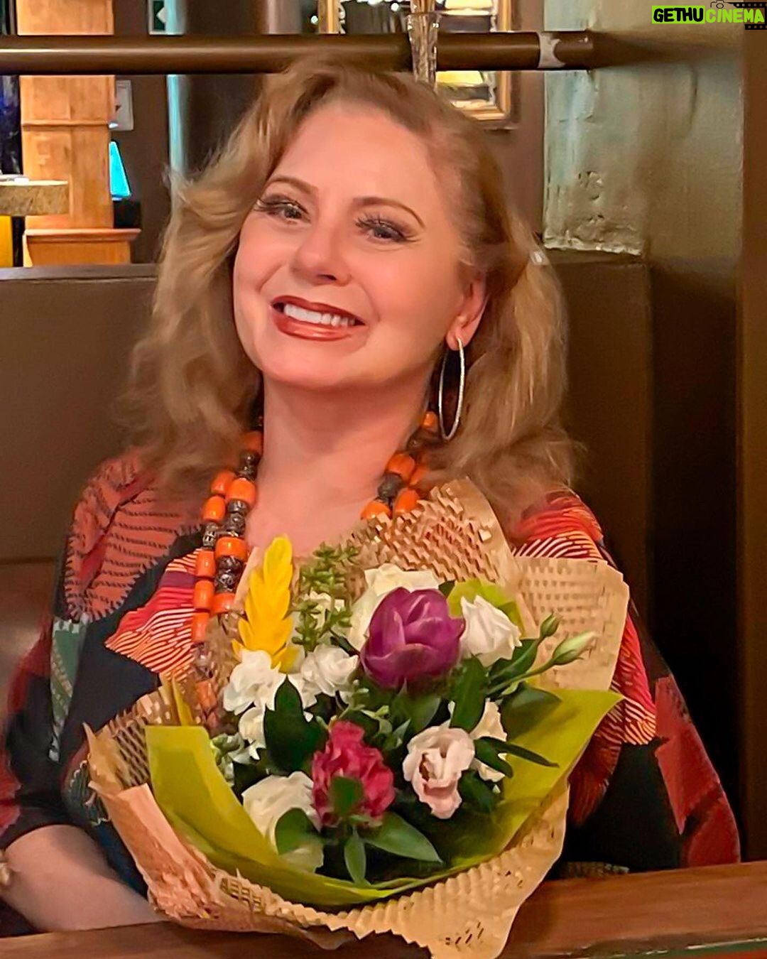 Vera Fischer Instagram - . Amores 🧡💐 Muita gratidão pelo sucesso em São Paulo, e pelos amigos 👯♂️ que nos encheram de carinho e presentes 🎁 Merci @chezamis.bistro 🍷 Voltaremos breve São Paulo 🚀🚀🚀 Aguardem Beijão dessa sua sempre 🧡Vera