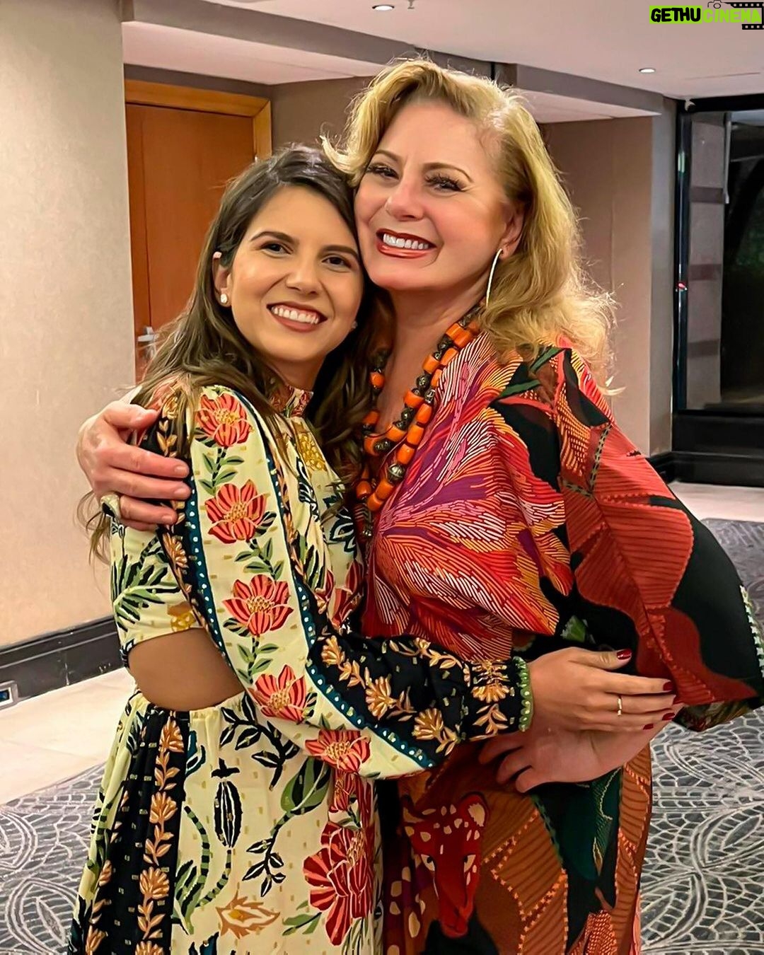 Vera Fischer Instagram - . Amores 🧡💐 Muita gratidão pelo sucesso em São Paulo, e pelos amigos 👯♂️ que nos encheram de carinho e presentes 🎁 Merci @chezamis.bistro 🍷 Voltaremos breve São Paulo 🚀🚀🚀 Aguardem Beijão dessa sua sempre 🧡Vera