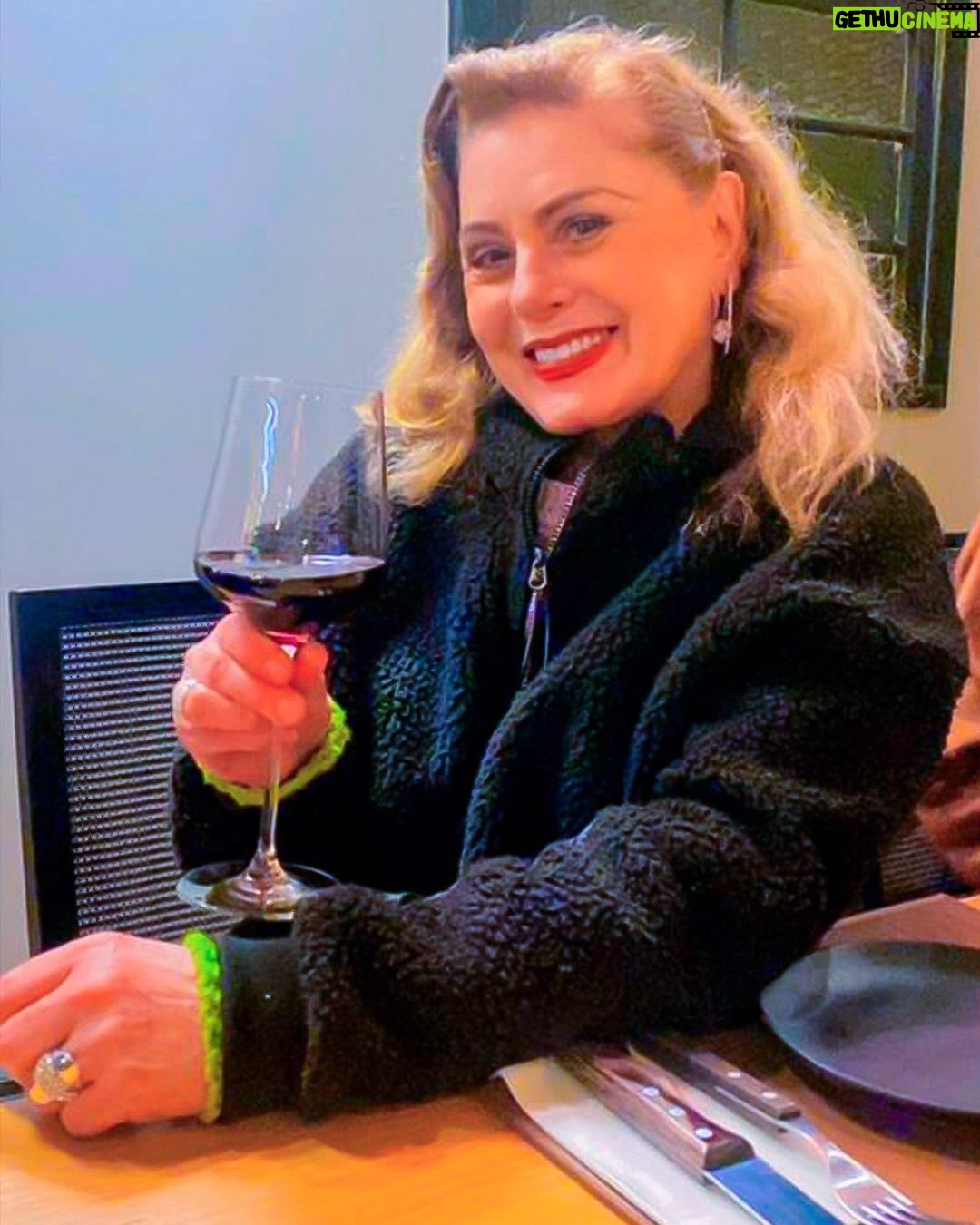 Vera Fischer Instagram - . Sabadou 🍷 In Vino Veritas Bjuuuu 🌧️💋