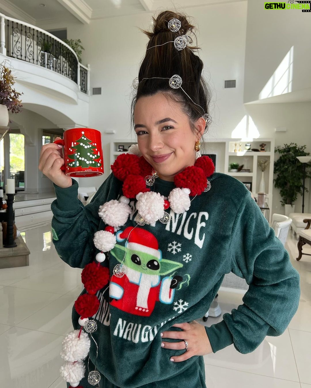 Veronica Merrell-Burriss Instagram - Roni-Lou Who 💚🎁