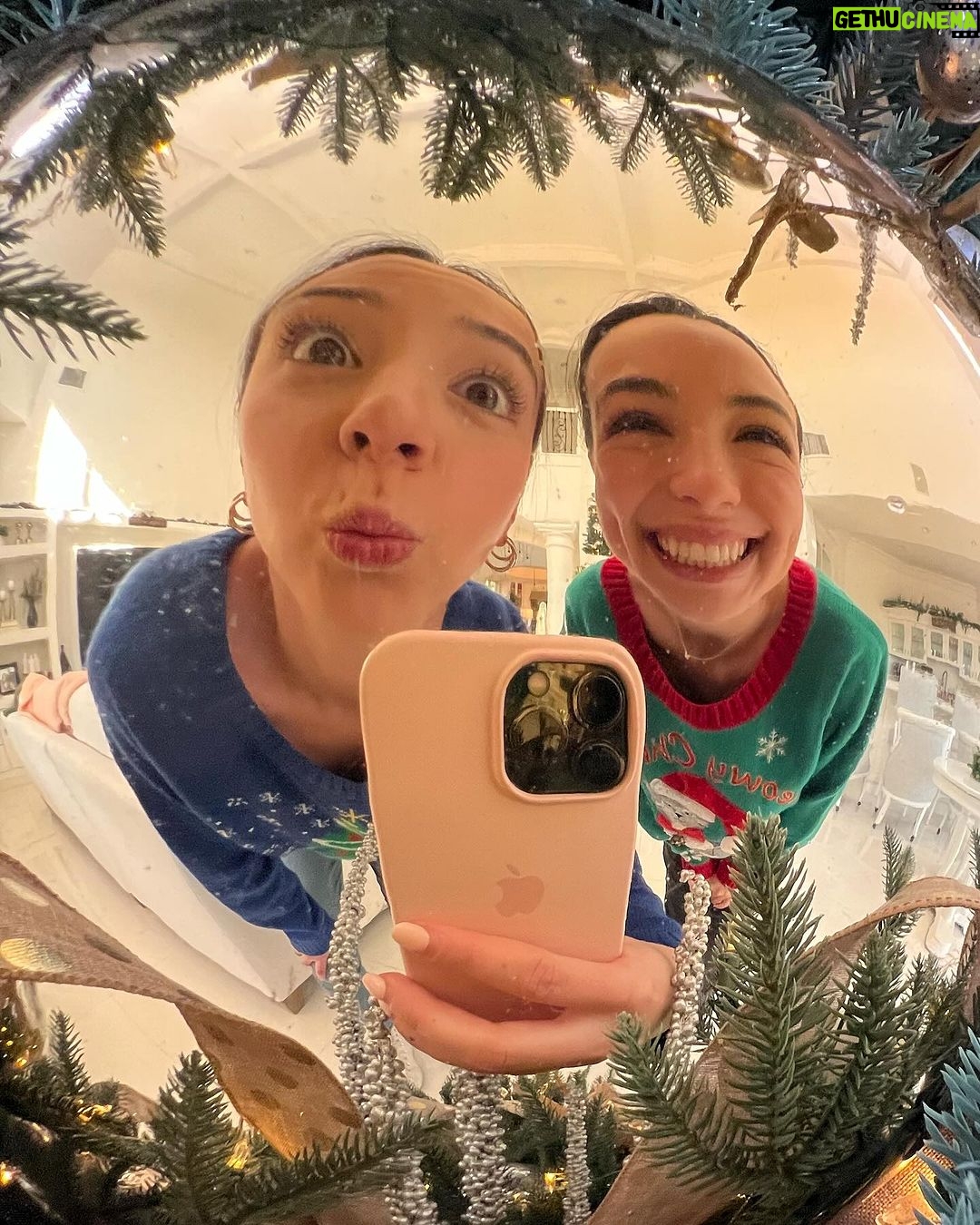 Veronica Merrell-Burriss Instagram - We’re in a silly goofy mood🤪🎄