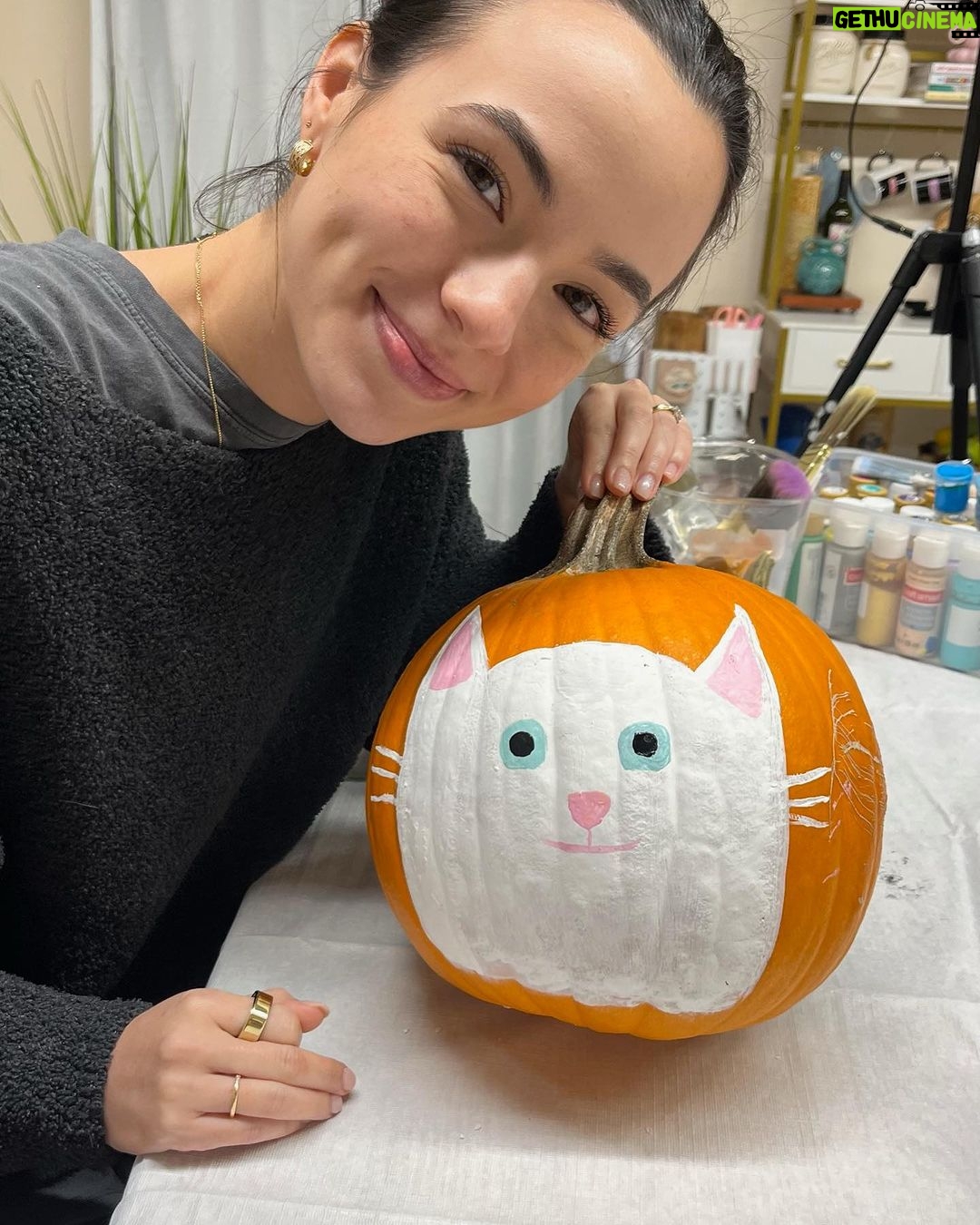 Veronica Merrell-Burriss Instagram - 10/10 recommend painting pumpkins with your best friend 🎨🎃👩🏻🎨