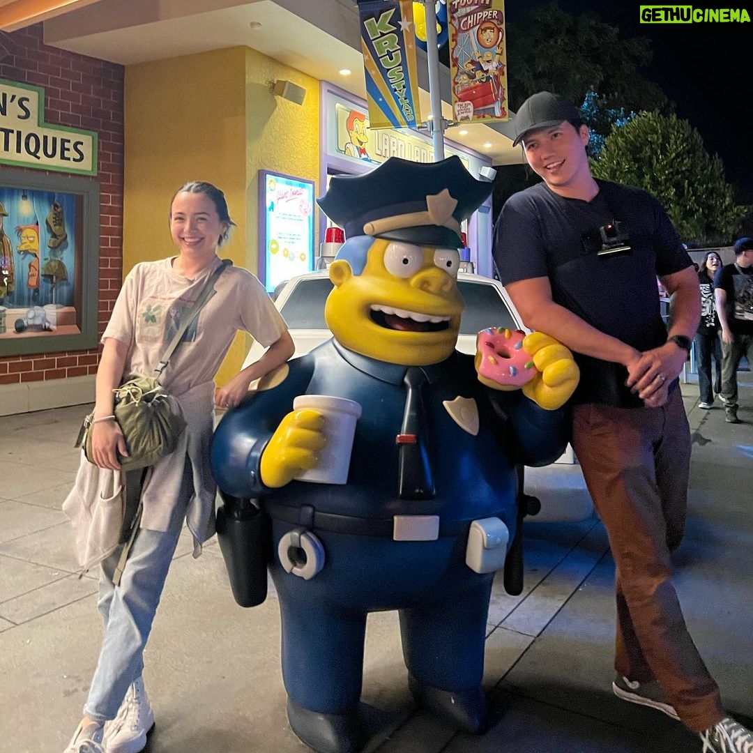 Veronica Merrell-Burriss Instagram - Nothing like a breath of fresh scare🫣 Make sure to watch our newest RonRon video… if you dare!!👻😋 Huge thanks @horrornights for tickets to an epic date night! ♥️ #universalhhn Halloween Horror Nights - Hollywood