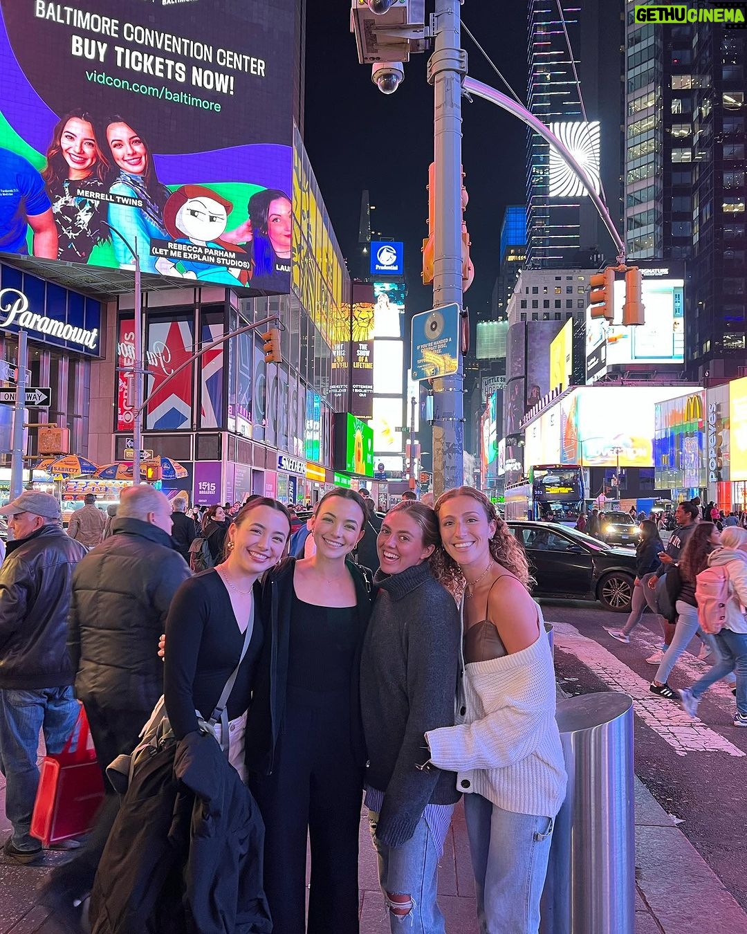 Veronica Merrell-Burriss Instagram - Thank you @vidcon for the billboard in Times Square ♥️🚕 Cant wait to see you in Baltimore this weekend 💁🏻♀️ #vidconblt23