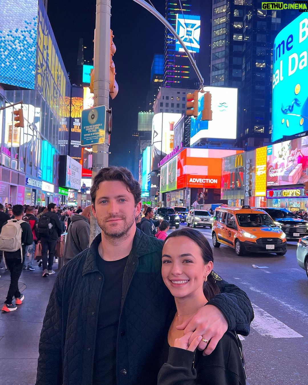Veronica Merrell-Burriss Instagram - Thank you @vidcon for the billboard in Times Square ♥️🚕 Cant wait to see you in Baltimore this weekend 💁🏻♀️ #vidconblt23
