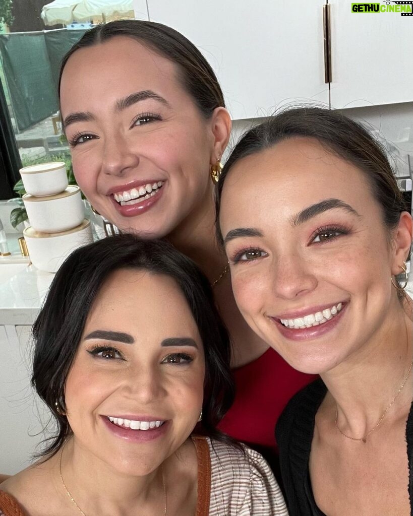 Veronica Merrell-Burriss Instagram - 🚨Stop your scrolling - New collab alert! 🚨Watch our Pro vs Noob Cake Pop Art challenge featuring the one and only @rosannapansino on YouTube.com/MerrellTwins