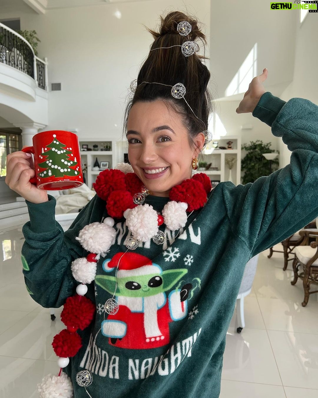 Veronica Merrell-Burriss Instagram - Roni-Lou Who 💚🎁