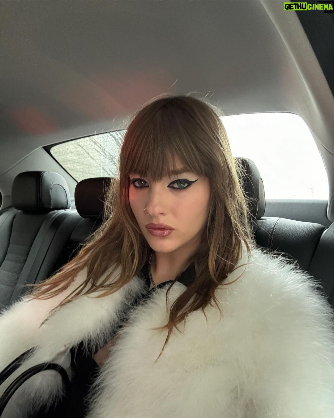 Victoria De Angelis Instagram - Messy Milan💋