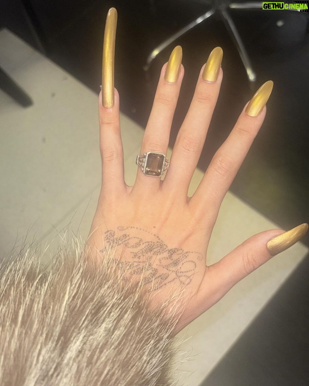 Victoria De Angelis Instagram - Kiss my a💲💲 Berlin, Germany