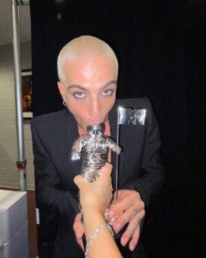 Victoria De Angelis Instagram - Hair extensions as best nipple cover😇 best rock at VMA’s!!thank youu all so much💋