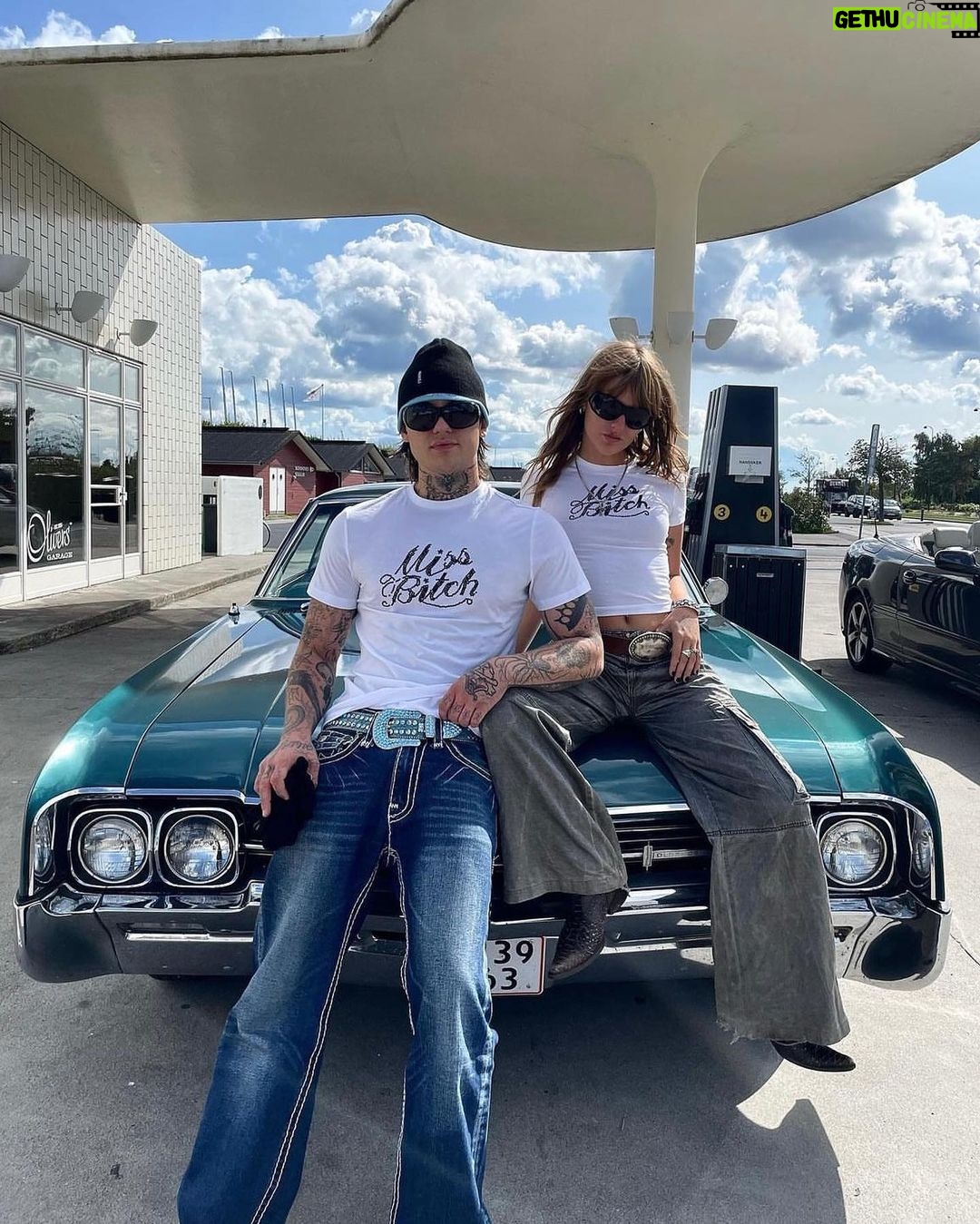 Victoria De Angelis Instagram - Miss bitchin’ Around the World