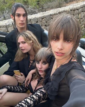 Victoria De Angelis Instagram - Burning hot!!