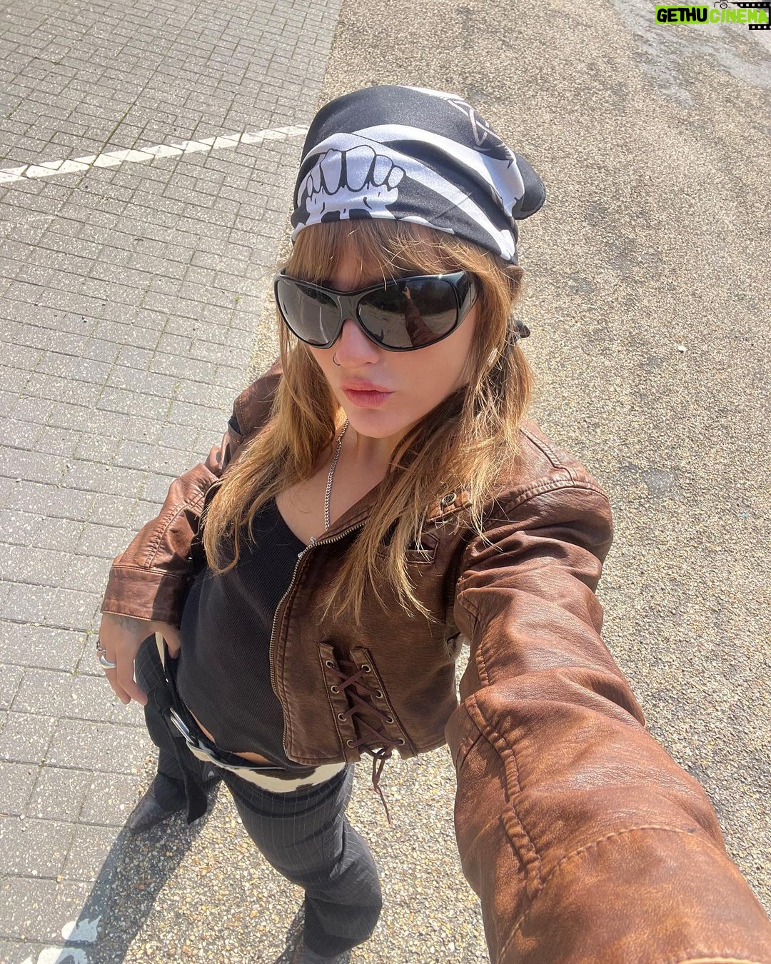Victoria De Angelis Instagram - Miss bitchin’ Around the World