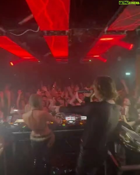 Victoria De Angelis Instagram - First show was siiiiiiiick ⋆⋅☆⋅⋆ thank u Leeds and thank u @partiboi69 for the hottest&wettest night of my life…. Ly💋 heading to the US in a flash, see u next in Miami ˚ʚ♡💦