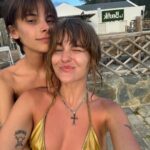 Victoria De Angelis Instagram - Resting chilling relaxing reposing napping reclining lounging etc 🎀 Pinel Island