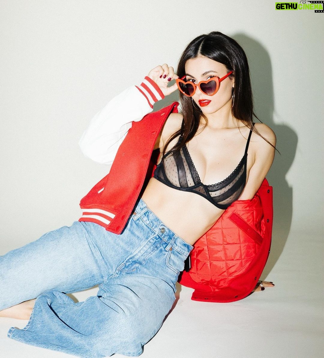 Victoria Justice Instagram - OMG what have you done, threw off my ɯnıɹqıןınbǝ 🙃 “Tripped” streaming everywhere now ♥️