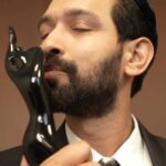 Vikrant Massey Instagram – #VikrantMassey with his trophy for Best Actor Critics’ (Male) for #12thFail at the 69th #HyundaiFilmfareAwards2024 with #GujaratTourism. 🧡

@adhawking @hyundaiindia @gujarattourism