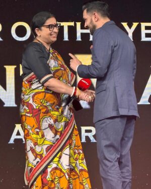 Vikrant Massey Instagram - Thank you @ndtv for honouring me at The Indian of the Year 2024 as Best Actor for 12th Fail 🙏🏽

But what truly makes this evening remarkable for me is the fact that the award was presented to me by @smritiiraniofficial 

Beneath the grit and passion of a Leader, lies a wonderful and kind-hearted woman, who recommended my name on various occasions to many Producers during my television days. She’d always say, LAGE RAHO!!! 

Life indeed comes a full circle ⭕️ 

And it is her birthday today. WOW!!! ❤️🧿