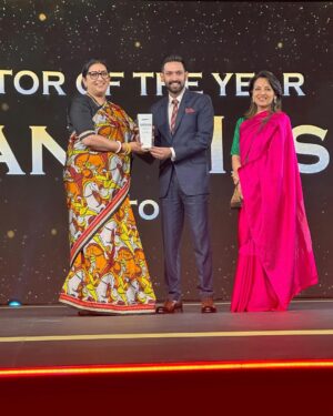 Vikrant Massey Instagram - Thank you @ndtv for honouring me at The Indian of the Year 2024 as Best Actor for 12th Fail 🙏🏽

But what truly makes this evening remarkable for me is the fact that the award was presented to me by @smritiiraniofficial 

Beneath the grit and passion of a Leader, lies a wonderful and kind-hearted woman, who recommended my name on various occasions to many Producers during my television days. She’d always say, LAGE RAHO!!! 

Life indeed comes a full circle ⭕️ 

And it is her birthday today. WOW!!! ❤️🧿