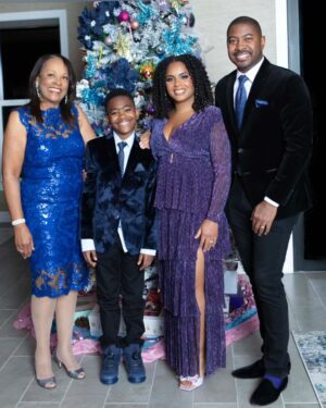 Vivica A. Fox Instagram - TGIF Dawlings! #FabFri pix w my FABULOUS LA SQUAD! "Merry Christmas" from @msvfox & my BEAUTIFUL Godbabies @quinny_gram Parents @quinny_gram @indiathomasofficial GlamMa #SheilaWills @princessimanjoelle Parents @coachcherif @loveazja #Love Parents @ciarracarter #Paul Xmas tree @troyraydesigns Pix by @rrayimages Viv's Rocking @retrofete sweater dress @giuseppezanotti boots @candyicejewelry Makeup @lbbeautybar Hair @kenyaonhair #LifeIsGood #GodIsGood #Blessed #Respect #GurlPower #VivicaFoxHair #TeamVivica #TeamFox #MyGrindDontStop #LegitimateCareers #BossMoves #LoveWins #GODMOMMY #ClassicBadChicks 🔥🖤💜💙👸🏽🤴🏾🌲🥰🤑🔥