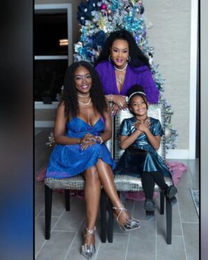 Vivica A. Fox Instagram - TGIF Dawlings! #FabFri pix w my FABULOUS LA SQUAD! "Merry Christmas" from @msvfox & my BEAUTIFUL Godbabies @quinny_gram Parents @quinny_gram @indiathomasofficial GlamMa #SheilaWills @princessimanjoelle Parents @coachcherif @loveazja #Love Parents @ciarracarter #Paul Xmas tree @troyraydesigns Pix by @rrayimages Viv's Rocking @retrofete sweater dress @giuseppezanotti boots @candyicejewelry Makeup @lbbeautybar Hair @kenyaonhair #LifeIsGood #GodIsGood #Blessed #Respect #GurlPower #VivicaFoxHair #TeamVivica #TeamFox #MyGrindDontStop #LegitimateCareers #BossMoves #LoveWins #GODMOMMY #ClassicBadChicks 🔥🖤💜💙👸🏽🤴🏾🌲🥰🤑🔥