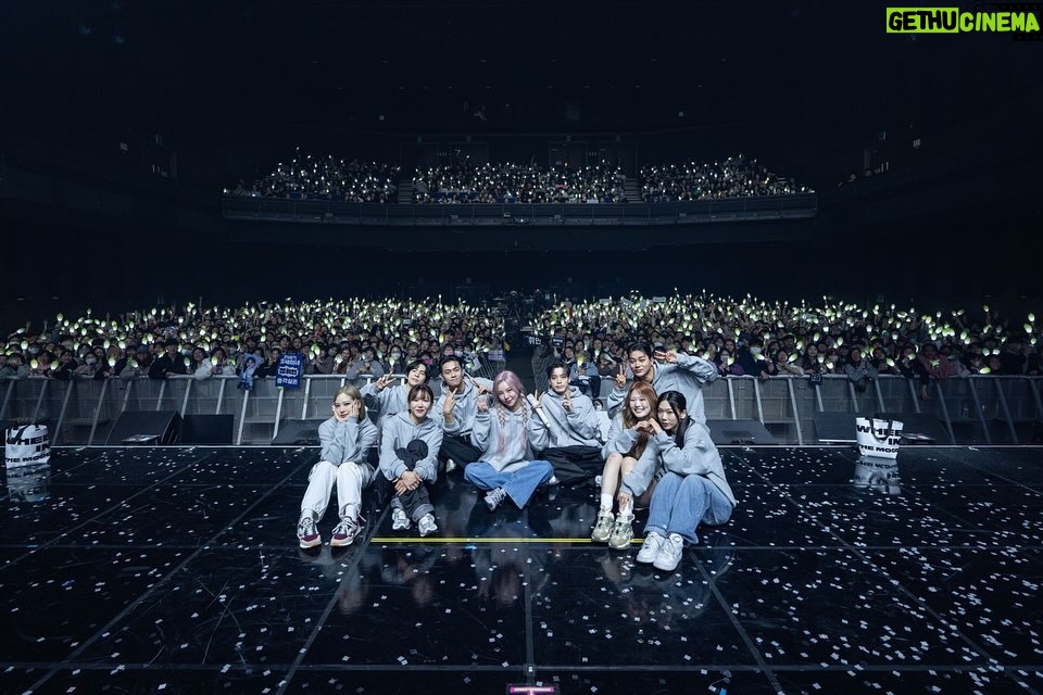 Wheein Instagram - - 첫 단독 콘서트 in seoul 이 지나갔어요 공연이 끝난 다음날 텅 비어있는 연습실을 보는데 눈물이 날것 같았어요 그만큼 열심히 준비해서인지 이곳에서 보낸 시간들이 말로 형용할 수 없는 감정들로 다가오더라고요 이제부터가 시작인데 주책임....🥲 서른이라는 나이의 첫 시작을 후끈하고 행복하게 만들어주신 모든 스태프분들과 무무들 그리고 whee in the mood의 디렉터로 새롭고 멋드러지는 작품들을 만들어준 우태오빠와 열심히 믿고 불사질러준 우리 댄서들에게 정말 많이 감사하다고 얘기하고 싶어요 무사히 월드 투어를 마치고 돌아오겠습니다! 저 더 커서 올게요ㅋㅋ 사랑합니다 모두❤️🔥