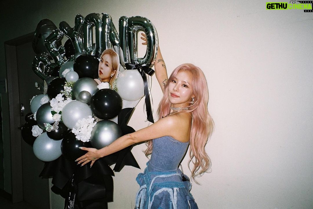 Wheein Instagram - - 첫 단독 콘서트 in seoul 이 지나갔어요 공연이 끝난 다음날 텅 비어있는 연습실을 보는데 눈물이 날것 같았어요 그만큼 열심히 준비해서인지 이곳에서 보낸 시간들이 말로 형용할 수 없는 감정들로 다가오더라고요 이제부터가 시작인데 주책임....🥲 서른이라는 나이의 첫 시작을 후끈하고 행복하게 만들어주신 모든 스태프분들과 무무들 그리고 whee in the mood의 디렉터로 새롭고 멋드러지는 작품들을 만들어준 우태오빠와 열심히 믿고 불사질러준 우리 댄서들에게 정말 많이 감사하다고 얘기하고 싶어요 무사히 월드 투어를 마치고 돌아오겠습니다! 저 더 커서 올게요ㅋㅋ 사랑합니다 모두❤️🔥