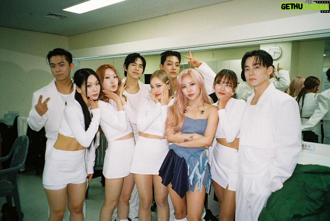 Wheein Instagram - - 첫 단독 콘서트 in seoul 이 지나갔어요 공연이 끝난 다음날 텅 비어있는 연습실을 보는데 눈물이 날것 같았어요 그만큼 열심히 준비해서인지 이곳에서 보낸 시간들이 말로 형용할 수 없는 감정들로 다가오더라고요 이제부터가 시작인데 주책임....🥲 서른이라는 나이의 첫 시작을 후끈하고 행복하게 만들어주신 모든 스태프분들과 무무들 그리고 whee in the mood의 디렉터로 새롭고 멋드러지는 작품들을 만들어준 우태오빠와 열심히 믿고 불사질러준 우리 댄서들에게 정말 많이 감사하다고 얘기하고 싶어요 무사히 월드 투어를 마치고 돌아오겠습니다! 저 더 커서 올게요ㅋㅋ 사랑합니다 모두❤️🔥