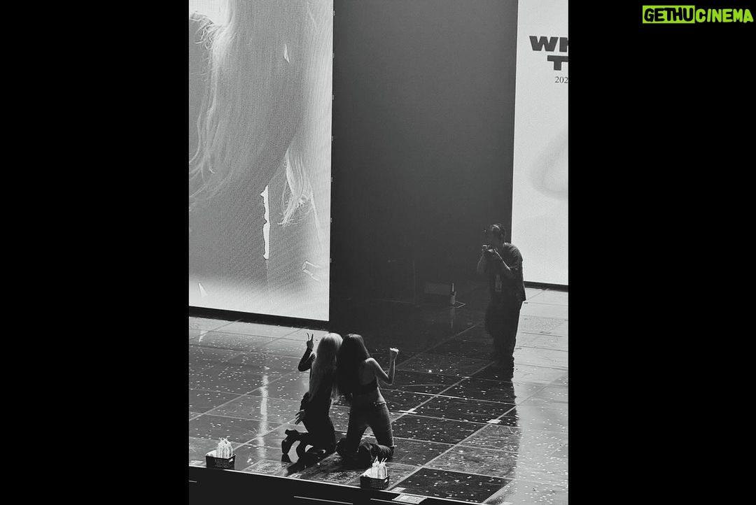 Wheein Instagram - - 첫 단독 콘서트 in seoul 이 지나갔어요 공연이 끝난 다음날 텅 비어있는 연습실을 보는데 눈물이 날것 같았어요 그만큼 열심히 준비해서인지 이곳에서 보낸 시간들이 말로 형용할 수 없는 감정들로 다가오더라고요 이제부터가 시작인데 주책임....🥲 서른이라는 나이의 첫 시작을 후끈하고 행복하게 만들어주신 모든 스태프분들과 무무들 그리고 whee in the mood의 디렉터로 새롭고 멋드러지는 작품들을 만들어준 우태오빠와 열심히 믿고 불사질러준 우리 댄서들에게 정말 많이 감사하다고 얘기하고 싶어요 무사히 월드 투어를 마치고 돌아오겠습니다! 저 더 커서 올게요ㅋㅋ 사랑합니다 모두❤️🔥