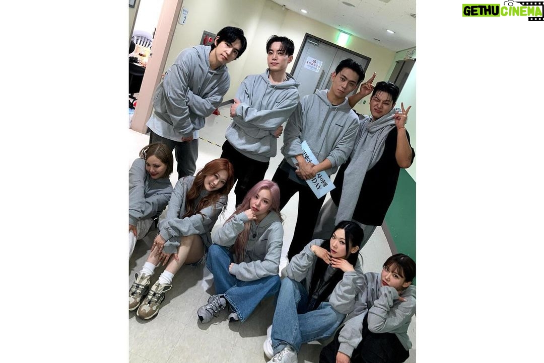 Wheein Instagram - - 첫 단독 콘서트 in seoul 이 지나갔어요 공연이 끝난 다음날 텅 비어있는 연습실을 보는데 눈물이 날것 같았어요 그만큼 열심히 준비해서인지 이곳에서 보낸 시간들이 말로 형용할 수 없는 감정들로 다가오더라고요 이제부터가 시작인데 주책임....🥲 서른이라는 나이의 첫 시작을 후끈하고 행복하게 만들어주신 모든 스태프분들과 무무들 그리고 whee in the mood의 디렉터로 새롭고 멋드러지는 작품들을 만들어준 우태오빠와 열심히 믿고 불사질러준 우리 댄서들에게 정말 많이 감사하다고 얘기하고 싶어요 무사히 월드 투어를 마치고 돌아오겠습니다! 저 더 커서 올게요ㅋㅋ 사랑합니다 모두❤️🔥