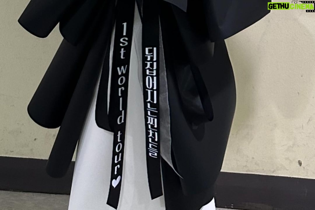 Wheein Instagram - - 첫 단독 콘서트 in seoul 이 지나갔어요 공연이 끝난 다음날 텅 비어있는 연습실을 보는데 눈물이 날것 같았어요 그만큼 열심히 준비해서인지 이곳에서 보낸 시간들이 말로 형용할 수 없는 감정들로 다가오더라고요 이제부터가 시작인데 주책임....🥲 서른이라는 나이의 첫 시작을 후끈하고 행복하게 만들어주신 모든 스태프분들과 무무들 그리고 whee in the mood의 디렉터로 새롭고 멋드러지는 작품들을 만들어준 우태오빠와 열심히 믿고 불사질러준 우리 댄서들에게 정말 많이 감사하다고 얘기하고 싶어요 무사히 월드 투어를 마치고 돌아오겠습니다! 저 더 커서 올게요ㅋㅋ 사랑합니다 모두❤️🔥