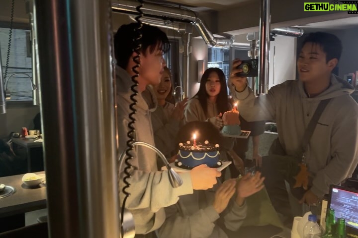 Wheein Instagram - - 첫 단독 콘서트 in seoul 이 지나갔어요 공연이 끝난 다음날 텅 비어있는 연습실을 보는데 눈물이 날것 같았어요 그만큼 열심히 준비해서인지 이곳에서 보낸 시간들이 말로 형용할 수 없는 감정들로 다가오더라고요 이제부터가 시작인데 주책임....🥲 서른이라는 나이의 첫 시작을 후끈하고 행복하게 만들어주신 모든 스태프분들과 무무들 그리고 whee in the mood의 디렉터로 새롭고 멋드러지는 작품들을 만들어준 우태오빠와 열심히 믿고 불사질러준 우리 댄서들에게 정말 많이 감사하다고 얘기하고 싶어요 무사히 월드 투어를 마치고 돌아오겠습니다! 저 더 커서 올게요ㅋㅋ 사랑합니다 모두❤️🔥