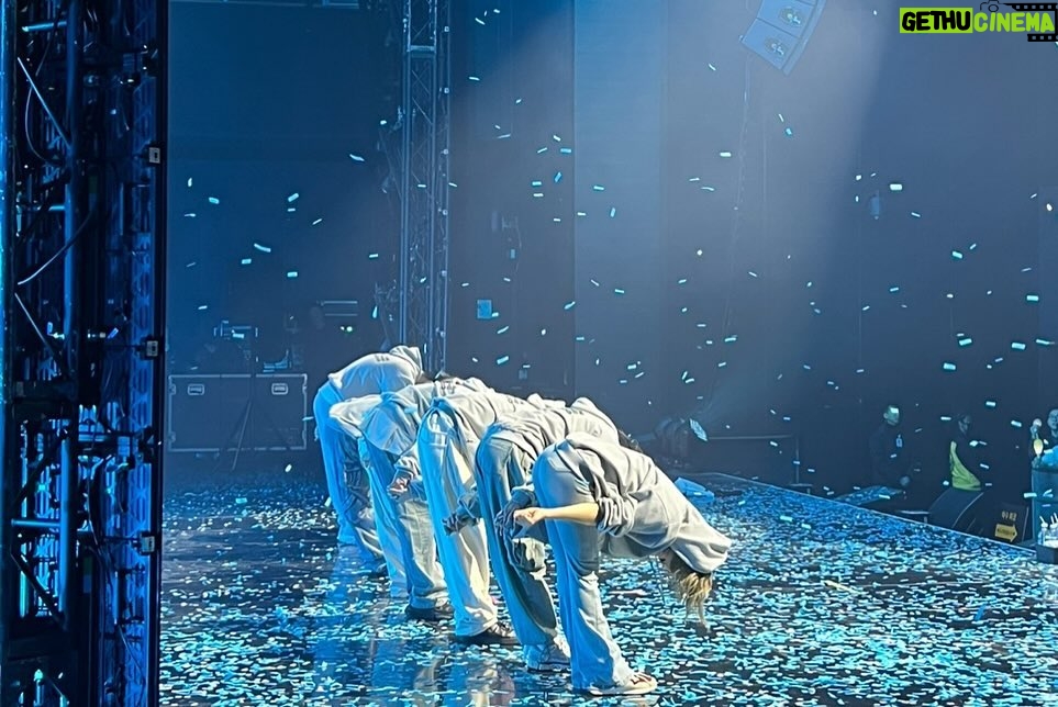 Wheein Instagram - - 첫 단독 콘서트 in seoul 이 지나갔어요 공연이 끝난 다음날 텅 비어있는 연습실을 보는데 눈물이 날것 같았어요 그만큼 열심히 준비해서인지 이곳에서 보낸 시간들이 말로 형용할 수 없는 감정들로 다가오더라고요 이제부터가 시작인데 주책임....🥲 서른이라는 나이의 첫 시작을 후끈하고 행복하게 만들어주신 모든 스태프분들과 무무들 그리고 whee in the mood의 디렉터로 새롭고 멋드러지는 작품들을 만들어준 우태오빠와 열심히 믿고 불사질러준 우리 댄서들에게 정말 많이 감사하다고 얘기하고 싶어요 무사히 월드 투어를 마치고 돌아오겠습니다! 저 더 커서 올게요ㅋㅋ 사랑합니다 모두❤️🔥