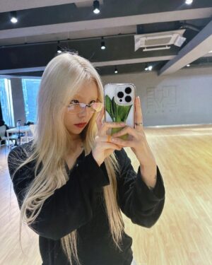 Wheein Instagram - 눈썹은 없지만 안경은 있다!
연휴는 가지만 컴백은 온다!

-정경채-