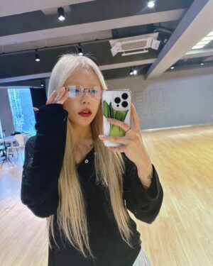 Wheein Instagram - 눈썹은 없지만 안경은 있다!
연휴는 가지만 컴백은 온다!

-정경채-